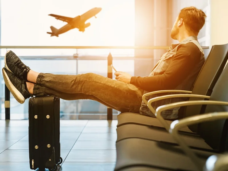 Voyageur devant un avion au décollage